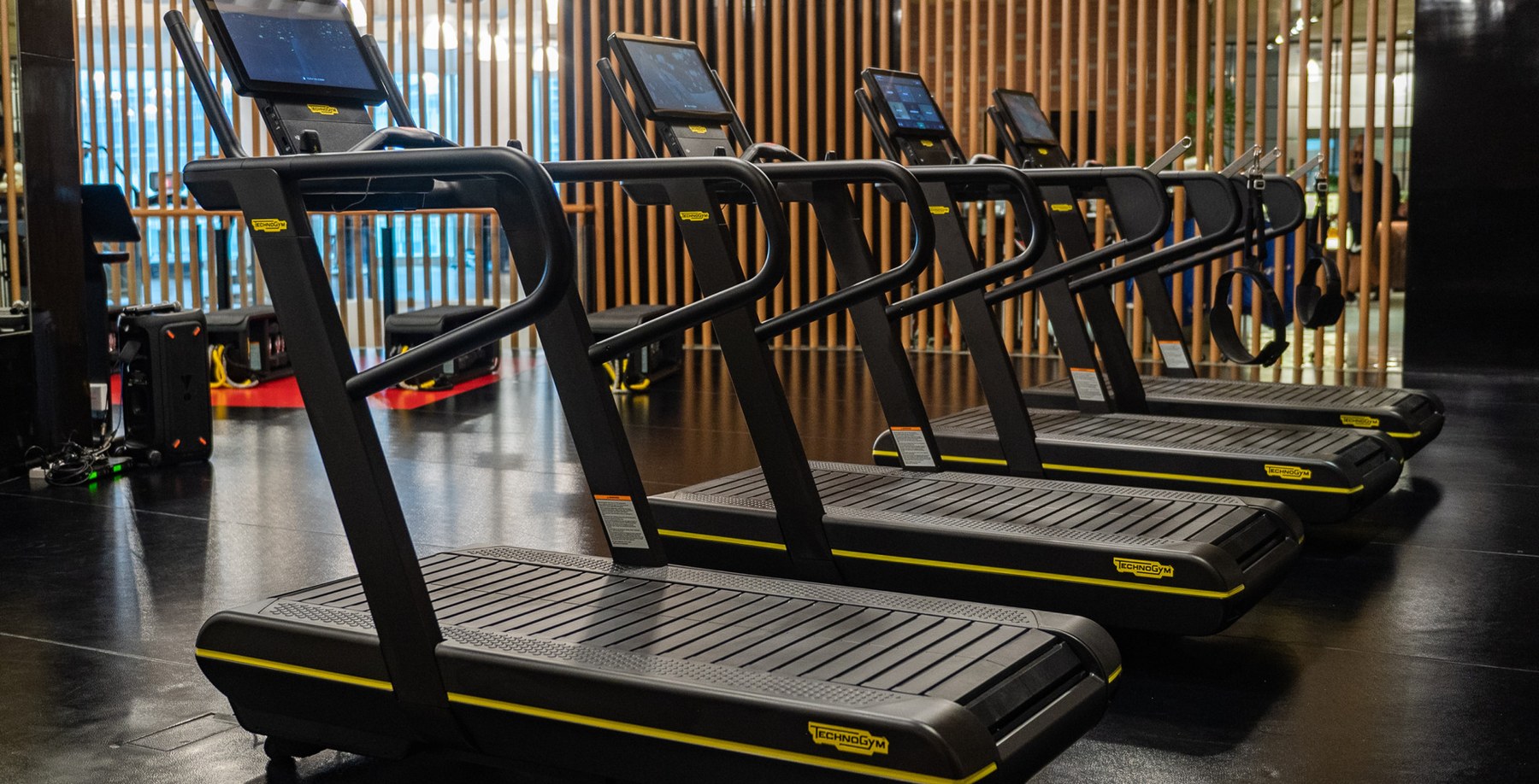 Deretan treadmill di ruang fitness
